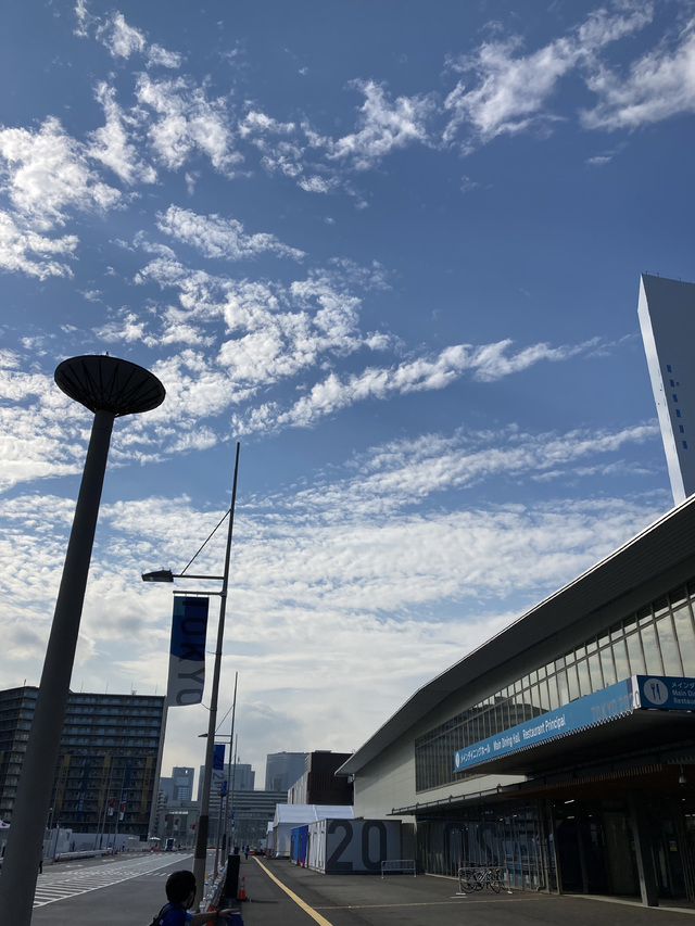 [서울=뉴시스] 이영환 기자 = 도쿄올림픽 개막을 열흘 앞둔 지난 13일 선수들이 생활하는 선수촌이 문을 열었다. 도쿄올림픽 조직위는 코로나19 방역을 이유로 선수단 입촌 상황 등을 공개하지 않을 계획이며 선수들은 외부와의 접촉을 철저히 차단한 채 선수촌과 경기장 등 필수적인 장소만 오갈 수 있다. 외부 식당, 상점 등은 자유롭게 다닐 수 없다. 또 선수촌에 체류 중인 선수들은 매일 코로나19 검사를 받아야 한다. 사진은 14일 올림픽 선수촌의 모습. (사진=대한체육회 제공) 2021.07.14. photo@newsis.com *재판매 및 DB 금지