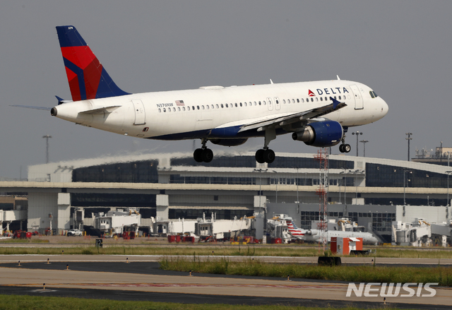 [AP/뉴시스] 2019년 6월 델타 항공 비행기가 미 텍사스주 댈러스-포트워스 공항에 접근하고 있다