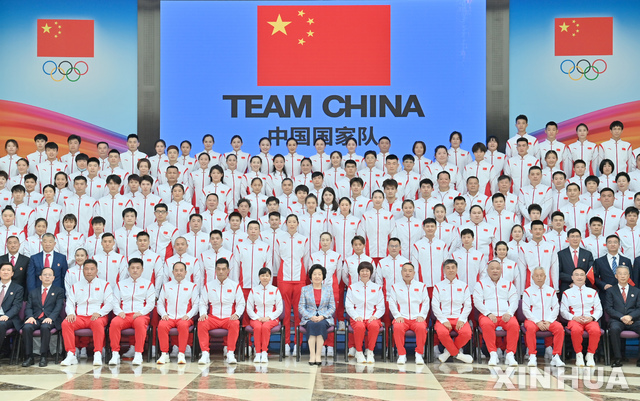 [베이징=신화/뉴시스] 14일 중국 베이징에서 쑨춘란 부총리가 중국 올림픽 대표단과 함께 단체 사진을 촬영하고 있다. 중국이 2020 도쿄올림픽에 777명의 대표단을 파견한다. 원정 대회로는 가장 많은 파견 인원수다. 2021.07.15