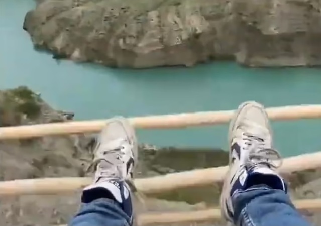 러시아 다게스탄 공화국 술락 협곡 절벽에 위치한 관광용 그네에서 내려다본 모습. 이 사진은 추락사고가 발생하기 전 다른 관광객이 촬영한 사진으로, 아래에 나무로 된 받침대가 보인다. 사진=데일리메일. *재판매 및 DB 금지