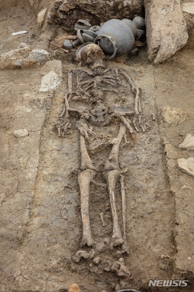 [서울=뉴시스] 경주 탑동유적 목곽묘 2호 출토 인골 (다리아래쪽에서) (사진=문화재청 제공) 2021.07.15. photo@newsis.com