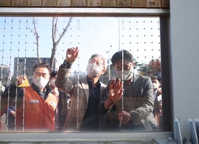 이재명 경기도지사가 지난해 11월 하남 미사신도시를 방문해 70여 명의 자원봉사자들과 함께 투명 방음벽에 조류 충돌방지 테이프·필름을 직접 붙이는 활동을 했다. (사진=경기도 제공) *재판매 및 DB 금지