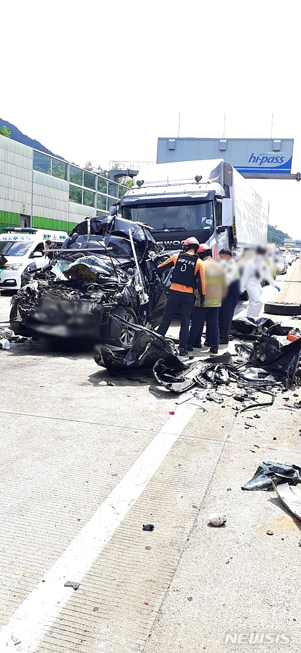 [상주=뉴시스] 이지연 기자 =  15일 낮 12시20분 경북 상주시 낙동면 중부내륙고속도로 서울방향 낙동분기점 부근 1차로에서 승용차와 탱크로리, SUV, 15t 화물차 등 4중 추돌사고가 났다. (사진=경북소방안전본부 제공) 2021.07.15. photo@newsis.com