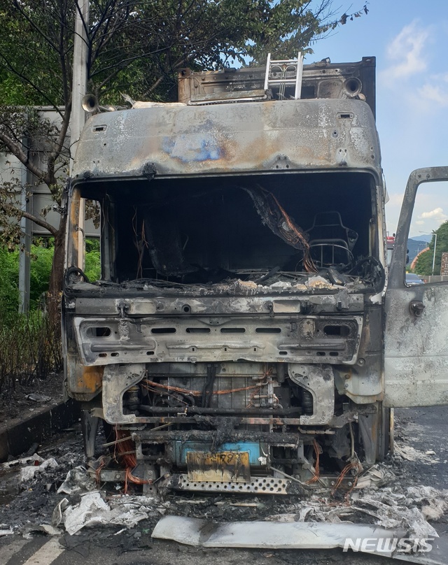 창원터널 입구 트레일러 화재. 위 사진은 특정 사건과 관계없음.