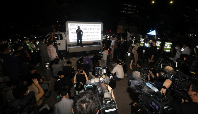 [서울=뉴시스] 추상철 기자 = 코로나19 대응 전국자영업자비상대책위원회가 14일 오후 서울 여의도공원에서 수도권 거리두기 4단계 조치에 항의하는 기자회견을 하고 있다. 2021.07.15. scchoo@newsis.com