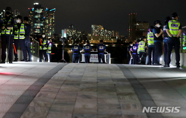 [서울=뉴시스] 추상철 기자 = '코로나19 대응 전국자영업자비상대책위원회'의 거리두기 4단계 조치 항의 심야 차량 시위가 예정된 14일 오후 서울 여의도 국회둔치주차장에서 경찰이 대기를 하고 있다. 2021.07.15. scchoo@newsis.com