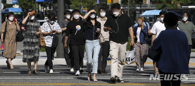 [서울=뉴시스] 정병혁 기자 = 폭염이 이어지고 있는 지난 15일 오전 서울 종로구 광화문사거리에서 시민들이 걸어가고 있다. 2021.07.15. jhope@newsis.com