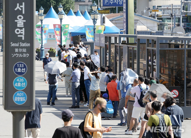 [서울=뉴시스] 김병문 기자 = 코로나19 일일 신규 확진자 수가 1600명을 기록한 15일 오전 서울 중구 서울역에 마련된 임시선별검사소에서 시민들이 검사를 받기 위해 대기하고 있다. 2021.07.15. dadazon@newsis.com