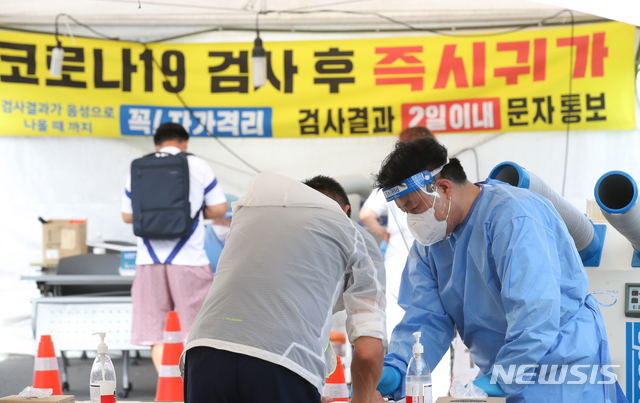 [제주=뉴시스] 우장호 기자 = 코로나19 신규 확진자가 이틀 연속 1600명대를 기록한 가운데 15일 오전 제주시 제주보건소에 마련된 선별진료소를 찾은 시민들이 PCR검사를 받기 위해 문진표를 작성하고 있다. 2021.07.15. woo1223@newsis.com