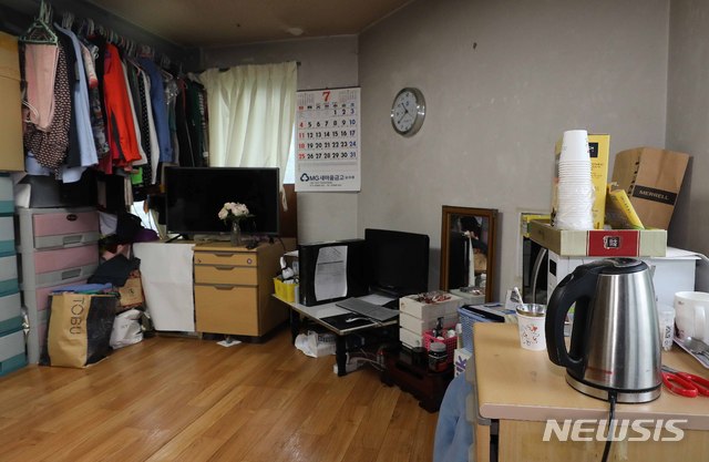 [서울=뉴시스] 서울 관악구 서울대학교 여성 청소노동자 A씨가 사용하던 기숙사 휴게실 모습. (사진= 뉴시스 DB) photo@newsis.com