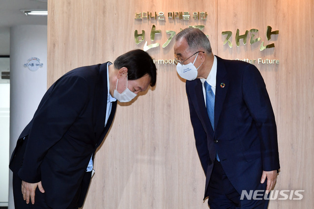 [서울=뉴시스] 국회사진기자단 = 윤석열 전 검찰총장이 15일 서울 종로구 반기문재단을 찾아 반 전 UN 사무총장을 예방하고 있다. 2021.07.15. photo@newsis.com