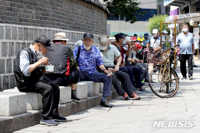 [서울=뉴시스] 김병문 기자 =  코로나19 일일 신규 확진자 수가 1600명을 기록한 15일 오전 서울 종로구 탑골공원 앞에서 어르신들이 무료배식을 받은 뒤 식사하고 있다. 2021.07.15. dadazon@newsis.com