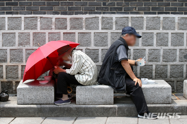 [서울=뉴시스] 김병문 기자 = 서울 종로구 탑골공원에서 어르신들이 무료배식을 받은 뒤 식사하고 있다. 2021.07.15. dadazon@newsis.com