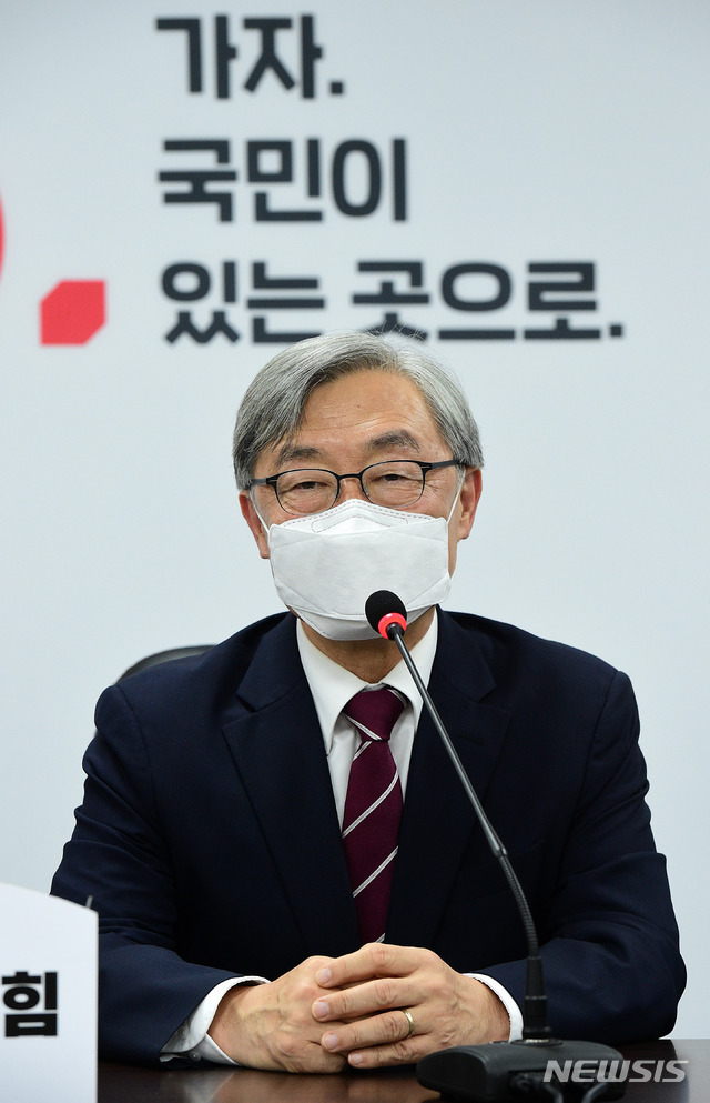 [서울=뉴시스] 국회사진기자단 = 최재형 전 감사원장이 15일 서울 여의도 국민의힘 중앙당사에서 이준석 대표와 만나 인사말하고 있다. 2021.07.15. photo@newsis.com