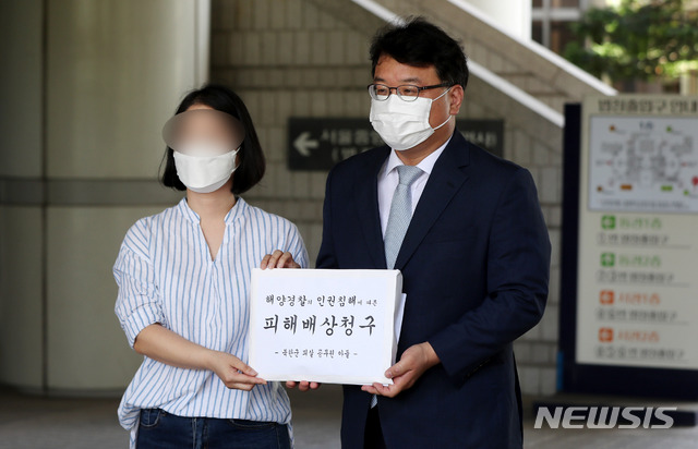 [서울=뉴시스] 추상철 기자 = 2020년 서해에서 북한군에게 피살된 해양수산부 공무원 고(故) 이대준씨 유족이 김홍희 전 해양경찰청장 등을 상대로 제기한 손해배상 소송을 취하했다. 사진은 이씨의 부인과 김기윤 변호사가 2021년 7월 15일 오후 서울 서초구 서울중앙지방법원 앞에서 피살공무원 아들이 낸 '해양경찰의 인권침해로 인한 피해보상청구소송'과 관련해 기자회견을 하는 모습. 2026.07.30. scchoo@newsis.com