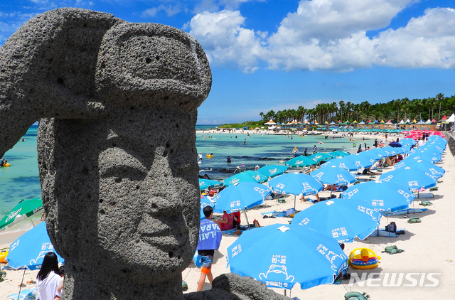 [제주=뉴시스] 우장호 기자 = 제주시 한림읍 금능해수욕장을 찾은 관광객들이 물놀이를 하며 더위를 식히고 있다. (사진=뉴시스DB) woo1223@newsis.com