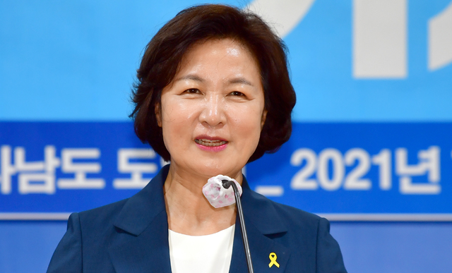 [무안=뉴시스] 류형근 기자 = 더불어민주당 대선 주자인 추미애 전 법무부장관이 15일 오후 전남 무안군 전남도의회 5층 브리핑룸에서 기자회견을 하면서 미소를 짓고 있다. 2021.07.15. hgryu77@newsis.com