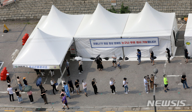 [서울=뉴시스] 고범준 기자 = 코로나19 신규 확진자가 1,600명으로 집계된 15일 서울 서대문구 신촌기차역 공영주차장에 설치된 임시선별검사소에서 시민들이 검사를 받기 위해 줄 서 있다.  2021.07.15. bjko@newsis.com