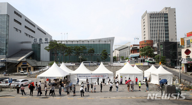 [서울=뉴시스] 고범준 기자 = 코로나19 신규 확진자가 1,600명으로 집계된 15일 서울 서대문구 신촌기차역 공영주차장에 설치된 임시선별검사소에서 시민들이 검사를 받기 위해 줄 서 있다.  2021.07.15. bjko@newsis.com