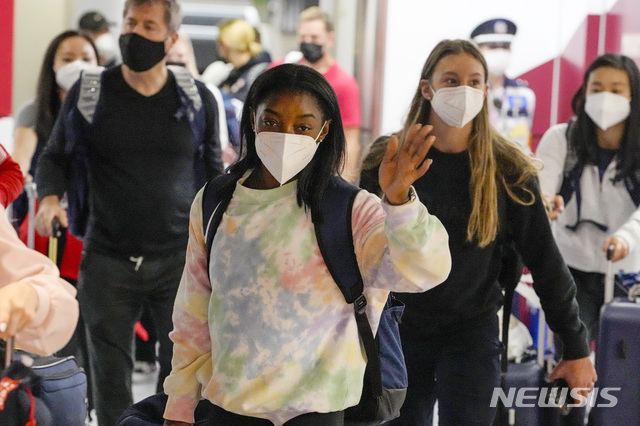 [도쿄=AP/뉴시스]지난 15일 시몬 바일스(가운데) 선수 등 미국 여자체조대표팀이 도쿄올림픽 참가를 위해 일본 나리타 국제공항으로 입국하고 있다. 2021.07.21