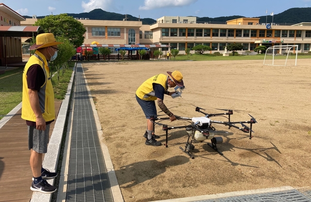 [괴산=뉴시스]괴산군 안전보안관 드론 이용 방역과 코로나19 예방 활동. (사진=괴산군 제공) photo@newsis.com *재판매 및 DB 금지