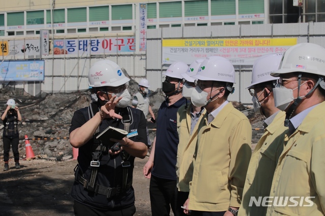 [서울=뉴시스] 윤성원 국토교통부 1차관이 16일 서울 동작구의 철거 공사현장을 방문해 코로나19 예방을 위한 방역 실태 및 철거공사 안전관리 현황 등에 대해 점검했다. (사진=국토부 제공)