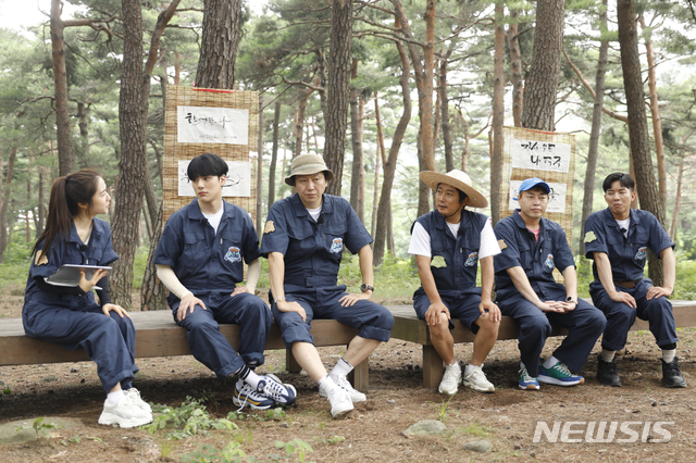 [서울=뉴시스]16일 오전 LG헬로비전의 새 예능프로그램 '우리동네 클라쓰'의 온라인 제작발표회가 열렸다. 행사에는 출연진인 김수로, 이수근, 이진호, 이혜성, 나태주, 몬스타엑스 민혁이 참석했다.(사진=LG헬로비전 제공)2021.07.16 photo@newsis.com 