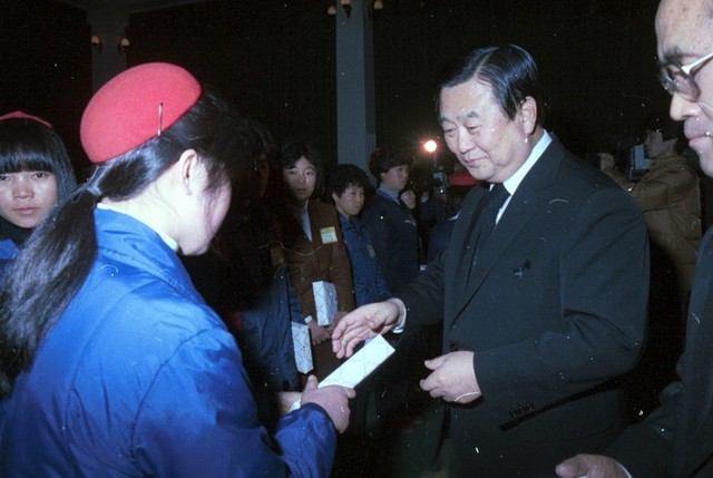 [서울=뉴시스] 1983년 서울시청 회의실에서 염보현 전 서울시장이 버스 안내양에게 선물을 전달하고 다과회를 베푸는 모습. 사진=서울기록원 제공