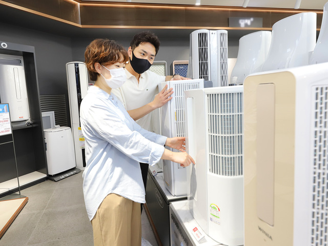 [서울=뉴시스]롯데하이마트 대치점에서 손님이 창문형 에어컨을 살펴보는 모습. (사진=롯데하이마트 제공). 2021.07.16. photo@newsis.com *재판매 및 DB 금지