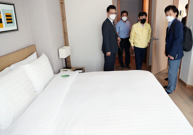 [서울=뉴시스]김정배 문화체육관광부 제2차관이 16일 서울 중구 프레이저 플레이스 센트럴&nbsp; 호텔을 방문해 코로나19 방역 현장을 점검하고 있다. (사진 = 문화체육관광부) photo@newsis.com