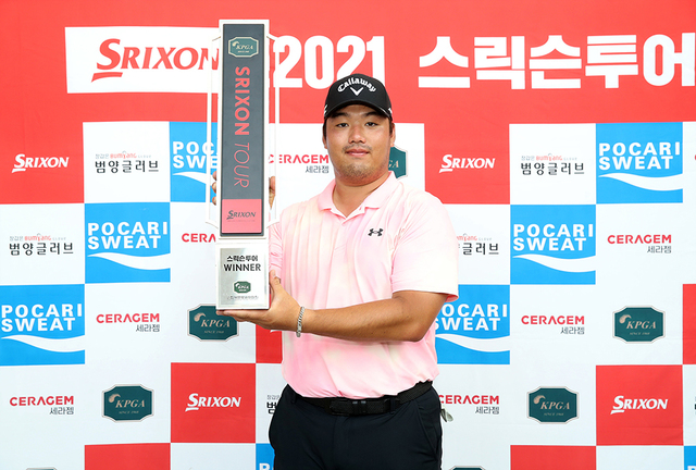 [서울=뉴시스] 스릭슨투어 12회 대회 우승자 정찬민. (사진=KPGA 투어)