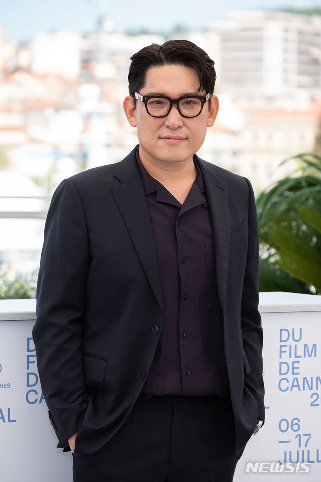 [서울=뉴시스]영화 '비상선언'의 한재림 감독이 16일 제74회 칸 국제 영화제 포토콜에서 포즈를 취하고 있다. (사진=쇼박스 제공) 2021.07.16. photo@newsis.com