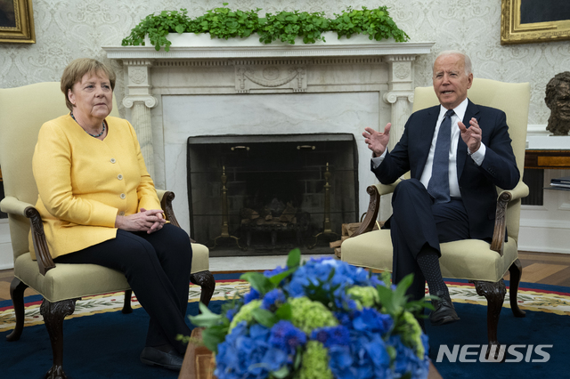 [워싱턴=AP/뉴시스] 조 바이든(오른쪽) 미국 대통령이 지난 15일 백악관 집무실에서 앙겔라 메르켈 독일 총리와 단독 회담에 앞서 얘기를 나누고 있다. 2021.07.21.