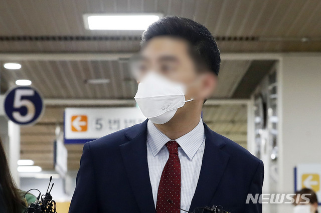 [서울=뉴시스] 홍효식 기자 = '검·언유착' 의혹으로 재판에 넘겨진 이동재 전 채널A 기자가 지난 16일 오후 서울 서초구 서울중앙지법에서 열리는 1심 선고 공판에 출석하고 있다. 2021.07.16. yesphoto@newsis.com