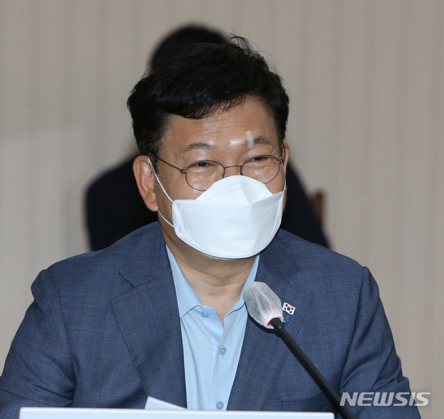 [춘천=뉴시스] 김경목 기자 = 16일 오후 송영길 더불어민주당 대표가 강원도 춘천시 강원도청 대회의실에서 열린 당-강원도 예산정책협의회에서 인사말을 하고 있다. 2021.07.16. photo31@newsis.com