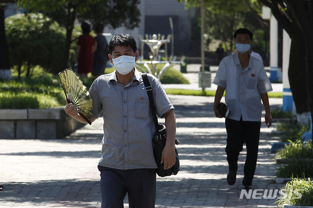 [평양=AP/뉴시스] 지난 7월 16일 북한 평양에서 마스크를 착용한 사람들이 길을 걷고 있다. 2021.08.24.