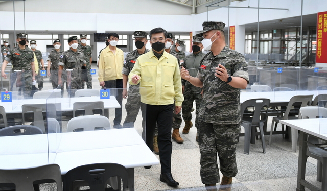 [서울=뉴시스] 서욱 국방장관, 해병대 신병교육대 방역점검. 2021.07.17. (사진=국방부 제공) *재판매 및 DB 금지