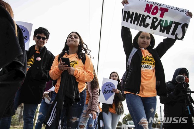 [오스틴(미 텍사스주)=AP/뉴시스]지난 2019년 11월12일 이민자 청년들과 지자자들이 불법체류청년 추방 유예 프로그램(DACA)에 대한 대법원 심리 당일 텍사스주 오스틴의 켄 팩스턴 주 법무장관 사무실 앞에서 시위를 벌이고 있다. 텍사스 지방법원의 앤드루 해넌 판사는 16일(현지시간) DACA 프로그램을 끝내라고 명령, 조 바이든 미 대통령과 현재 미 의회를 장악하고 있는 민주당에 새로운 조치를 취할 것을 압박했다. 2021.7.17