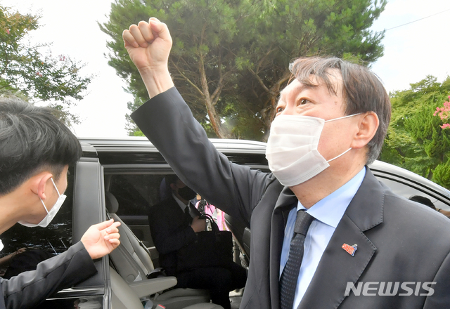 [광주=뉴시스] 류형근 기자 = 야권 대선 주자인 윤석열 전 검찰 총장이 17일 오전 광주 북구 민족민주열사묘역(옛 망월묘역)을 참배 한 뒤 돌아가기 앞서 지지자들을 향해 주먹을 쥐고 의지를 보여주고 있다. 2021.07.17. hgryu77@newsis.com