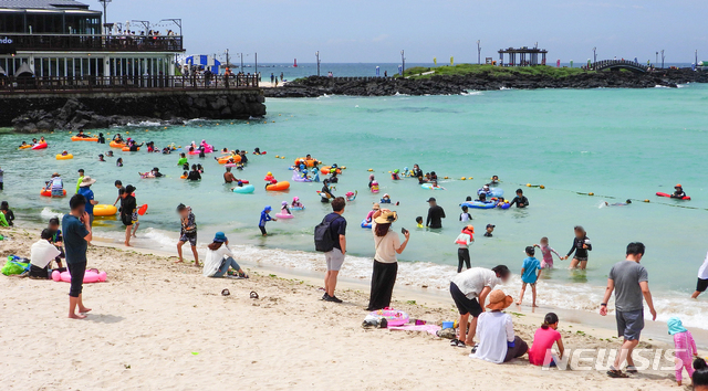 [제주=뉴시스] 우장호 기자 = 무더운 날씨를 보이는 17일 오후 제주시 조천읍 함덕해수욕장을 찾은 관광객들이 물놀이를 하며 더위를 식히고 있다. 2021.07.17. woo1223@newsis.com