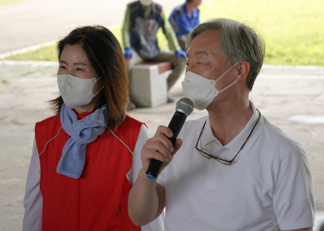 [서울=뉴시스] 홍효식 기자 = 최재형 전 감사원장이 17일 오전 부산 해운대구 석대사거리 동천교 인근에서 국민의힘 소속 의원 및 당원들과 환경미화 봉사활동을 하기 앞서 발언하고 있다. (사진=최재형 캠프 제공) 2021.07.17. photo@newsis.com *재판매 및 DB 금지
