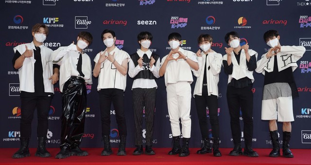 [서울=뉴시스] 박진희 기자 = 그룹 다크비가 17일 서울 송파구 올림픽공원 SK올림픽핸드볼경기장에서 열린 '2021 다시 함께 K-POP 콘서트'에 참석해 포토타임 촬영을 하고 있다. (사진=한국매니지먼트연합 제공) 2021.07.17. photo@newsis.com *재판매 및 DB 금지