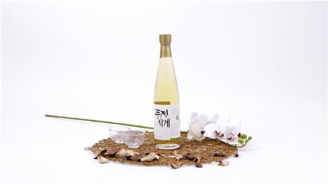 [세종=뉴시스]'2021년 대한민국 우리 술 품평회' 대통령상 수상작인 화양의 '풍정사계 춘'. (사진=농림축산식품부 제공) *재판매 및 DB 금지