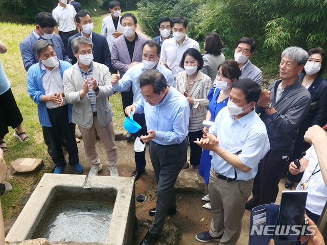 [광양=뉴시스] 배상현기자=더불어민주당 이낙연 전 대표가 18일 고 노무현 전 대통령 당선과 인연이 깊은 광양 옥룡사지 약수터를 방문해  물을 마시고 있다. 2021.07.18 (사진=이낙연 전 대표측 제공) praxis@newsis.com *재판매 및 DB 금지