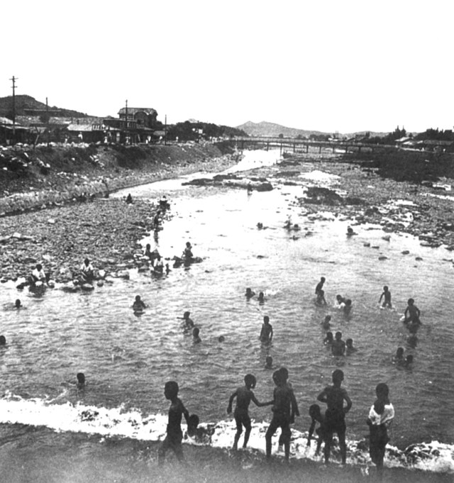 [광주=뉴시스] 배상현기자=일제강점기 광주천 금교 일대. 광주천은 1900년대 초엽만해도 아이들이 깨 벗고 물장구 치고 놀 정도로 천이 맑고 깨끗했다. 그래서 `멱내'라했다. 2021.07.18 (사진=광주역사민속박물관 제공)praxis@newsis.com *재판매 및 DB 금지