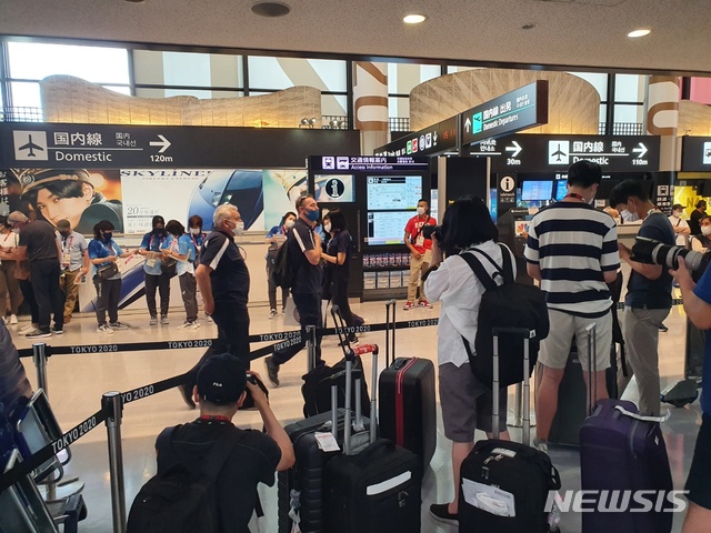 [나리타공항=뉴시스] TM버스를 기다리는 도쿄올림픽 취재진.