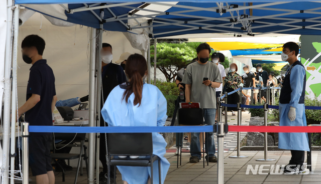 [서울=뉴시스] 조수정 기자 = 코로나19 신규확진자 수가 1454명 발생, 주말 기준 최다를 기록한 18일 오전 서울 노원구청 코로나19 임시선별검사소에서 시민들이 이른 아침부터 검사를 받기 위해 줄서 기다리고 있다. 2021.07.18. chocrystal@newsis.com