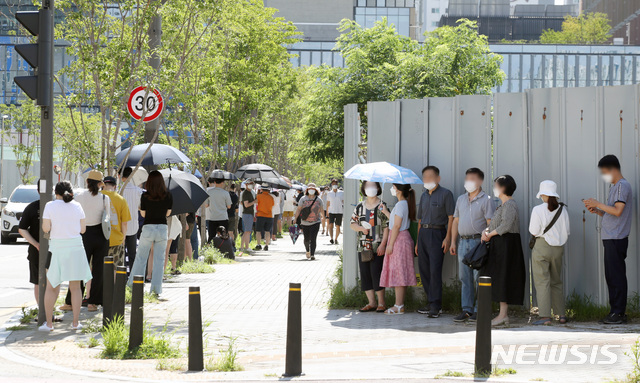 [서울=뉴시스] 김병문 기자 = 코로나19 일일 신규 확진자 수가 1454명을 기록한 18일 오전 서울 강서구 임시선별검사소에서 시민들이 검사를 받기 위해 대기하고 있다. 2021.07.18. dadazon@newsis.com