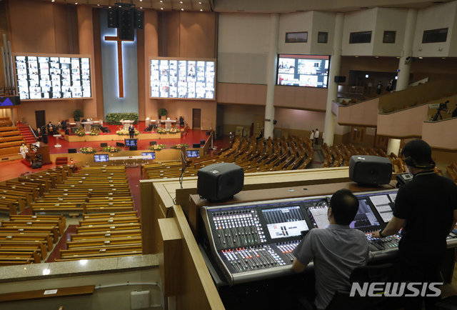 [서울=뉴시스] 고승민 기자 = 18일 서울 여의도 순복음교회에서 비대면 주일예배가 열리고 있다. 2021.07.15. kkssmm99@newsis.com