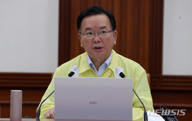 [서울=뉴시스] 조수정 기자 =김부겸 국무총리가 18일 오전 서울 종로구 정부서울청사에서 열린 코로나19 중앙재난안전대책본부(중대본) 회의를 주재하며 모두발언을 하고 있다. 김 총리는 "내일부터 비수도권에 대해서도 5인이상 사적모임 금지조치를 취한다"고 밝혔다. (공동취재사진) 2021.07.18. photo@newsis.com